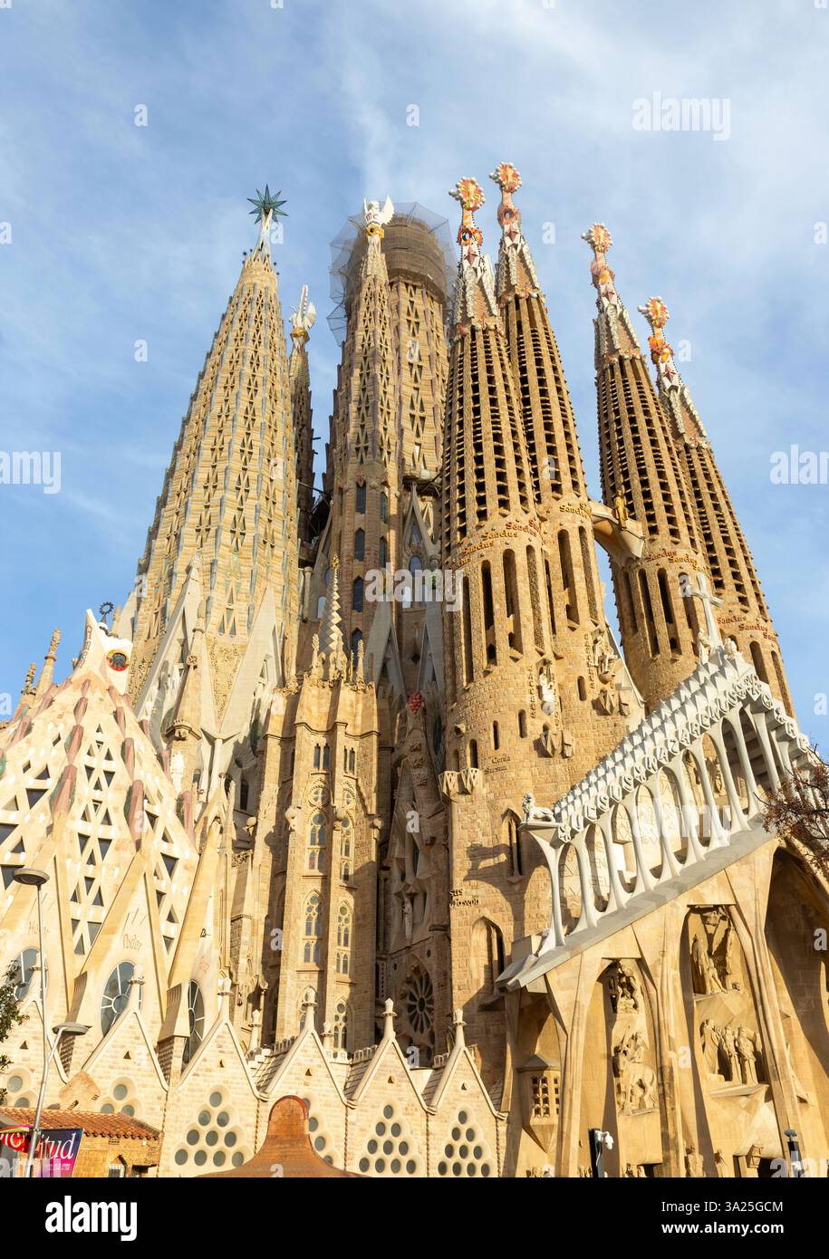 Basilika Sagrada Familia Vom Berühmten Architekten Antoni Gaudi. Größte Welt Unvollendete Katholische Kathedrale Kirche Tempel Außenansicht Barcelona Spanien Europa Stockfoto
