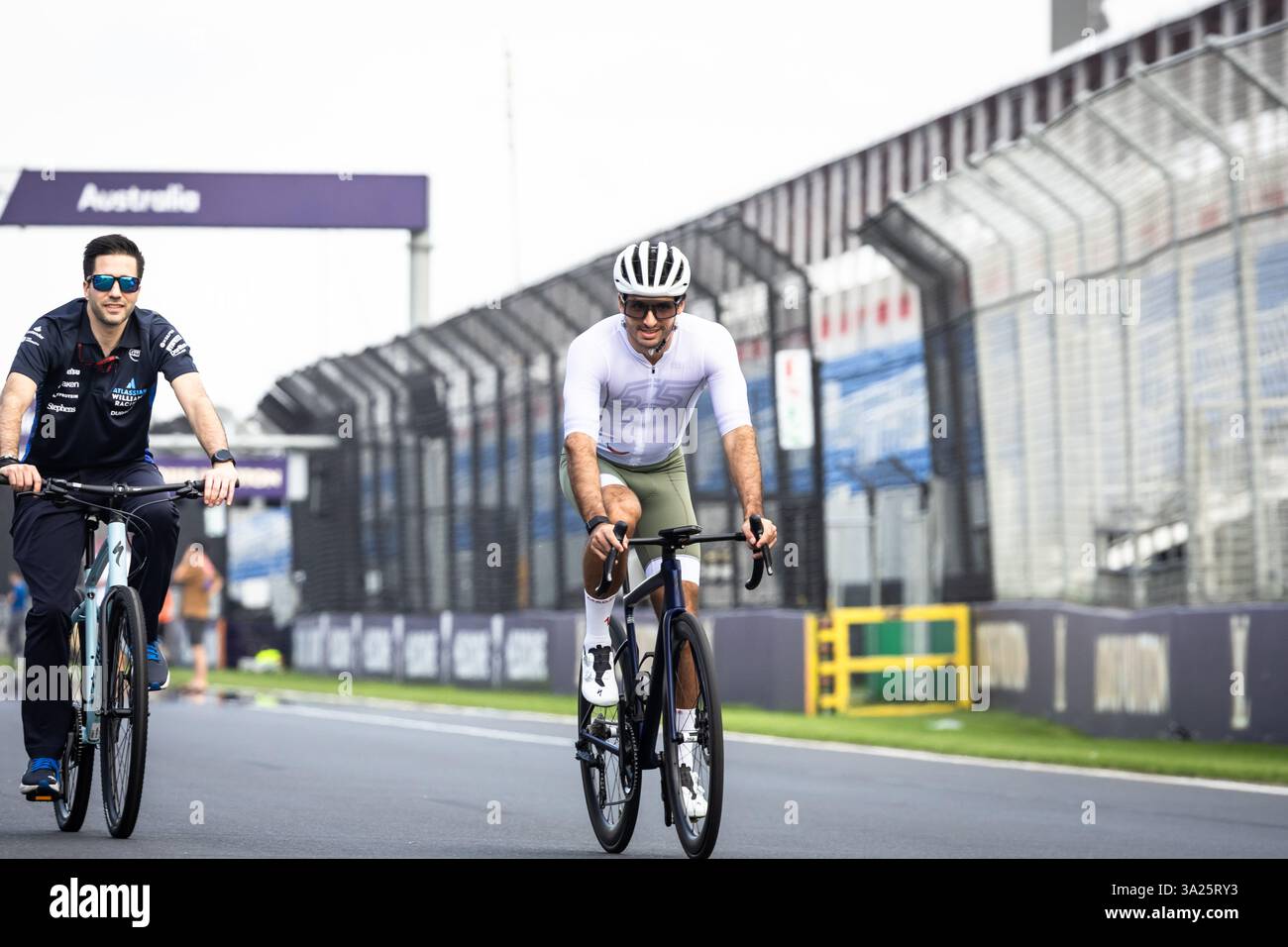 Melbourne, Australien. März 2025. Carlos Sainz (ESP) Atlassian Williams Racing fährt mit seinem Fahrrad auf der Strecke. 12.03.2025. Formel-1-Weltmeisterschaft, Rd 1, Grand Prix Von Australien, Albert Park, Melbourne, Australien, Vorbereitungstag. Das Foto sollte lauten: XPB/Alamy Live News. Stockfoto