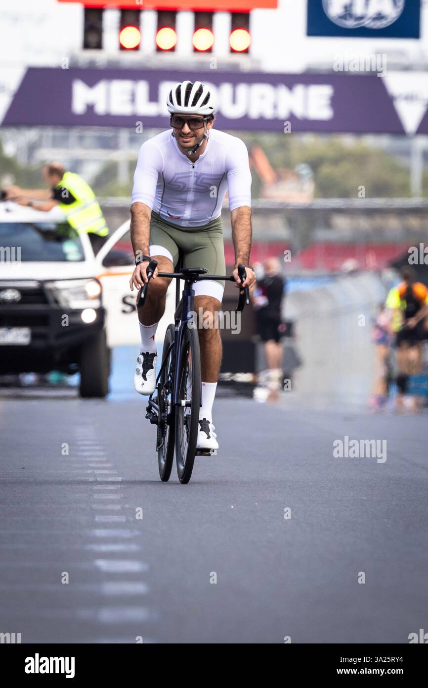 Melbourne, Australien. März 2025. Carlos Sainz (ESP) Atlassian Williams Racing fährt mit seinem Fahrrad auf der Strecke. 12.03.2025. Formel-1-Weltmeisterschaft, Rd 1, Grand Prix Von Australien, Albert Park, Melbourne, Australien, Vorbereitungstag. Das Foto sollte lauten: XPB/Alamy Live News. Stockfoto