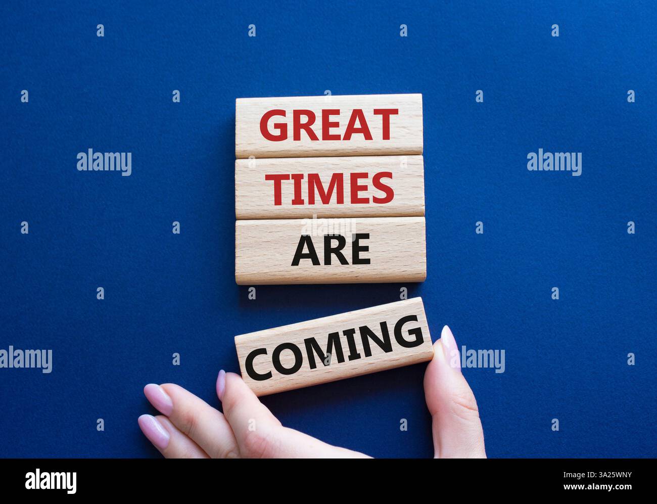 Große Zeiten werden bald Symbol. Concept Words tolle Zeiten kommen auf Holzblöcken. Geschäftsmann Hand. Wunderschöner tiefblauer Hintergrund. Business und G Stockfoto