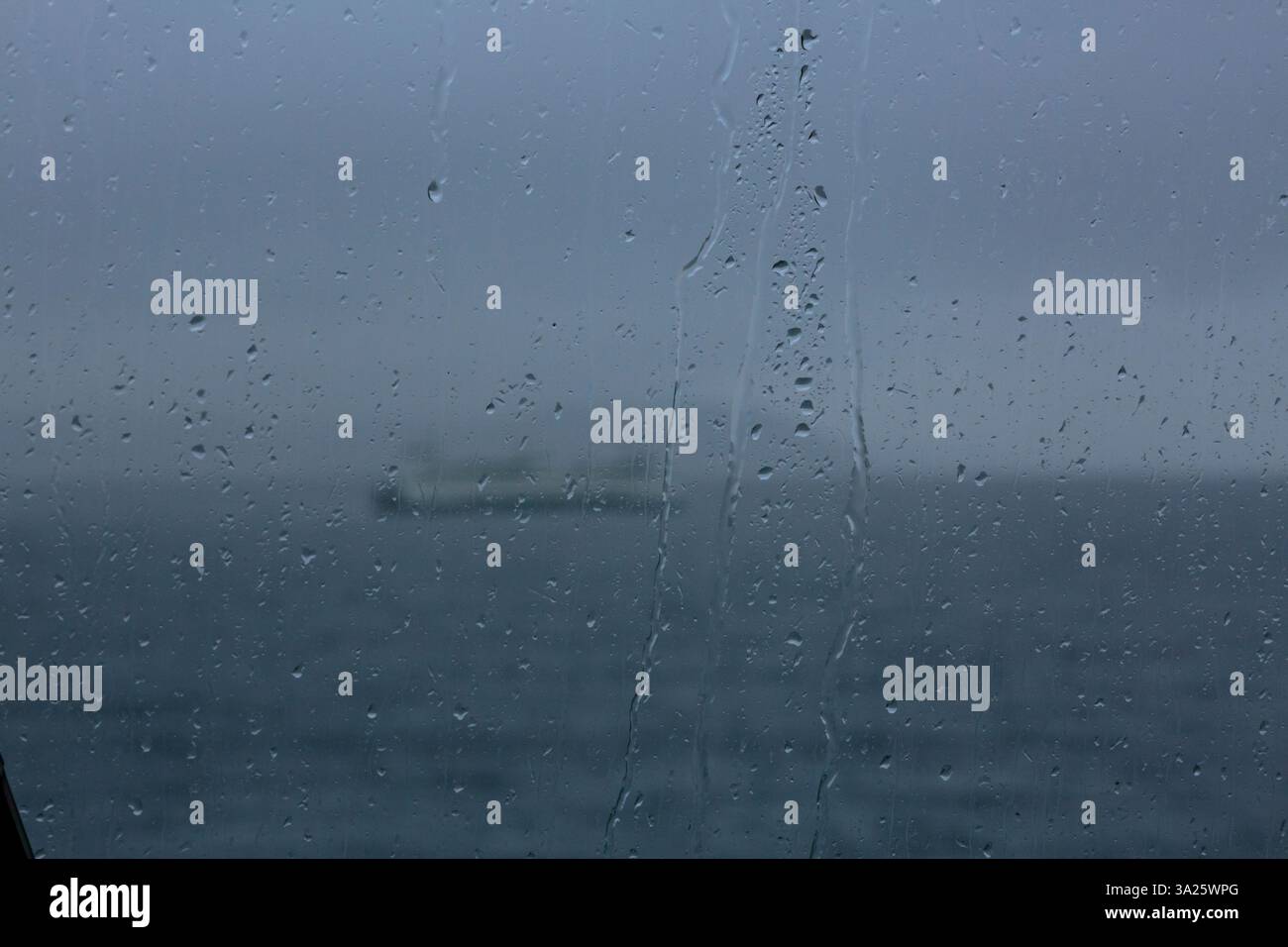 Puget Sound Fähre durch nasses Fenster gesehen, Puget Sound, WA, USA. Stockfoto