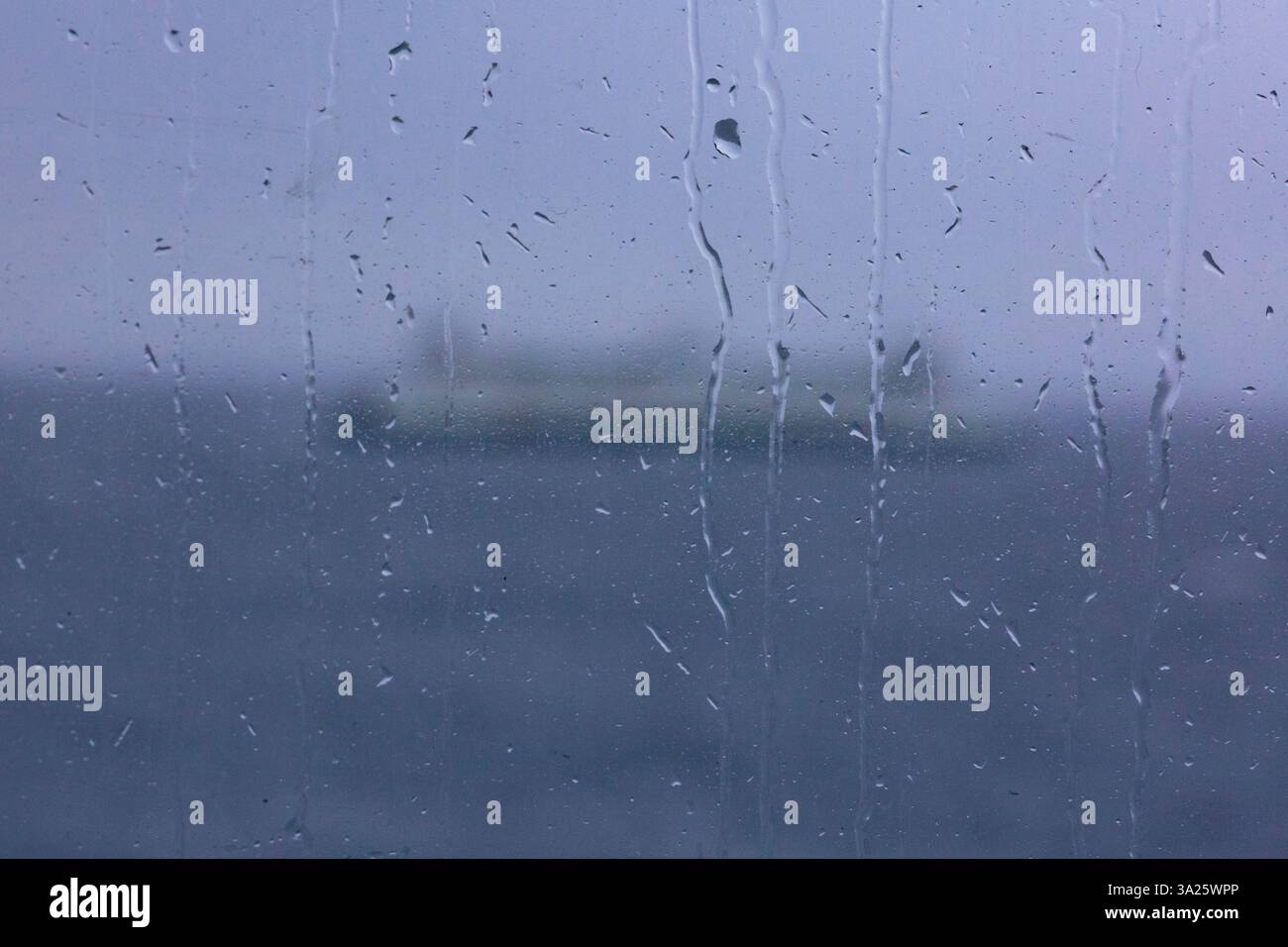 Puget Sound Fähre durch nasses Fenster gesehen, Puget Sound, WA, USA. Stockfoto