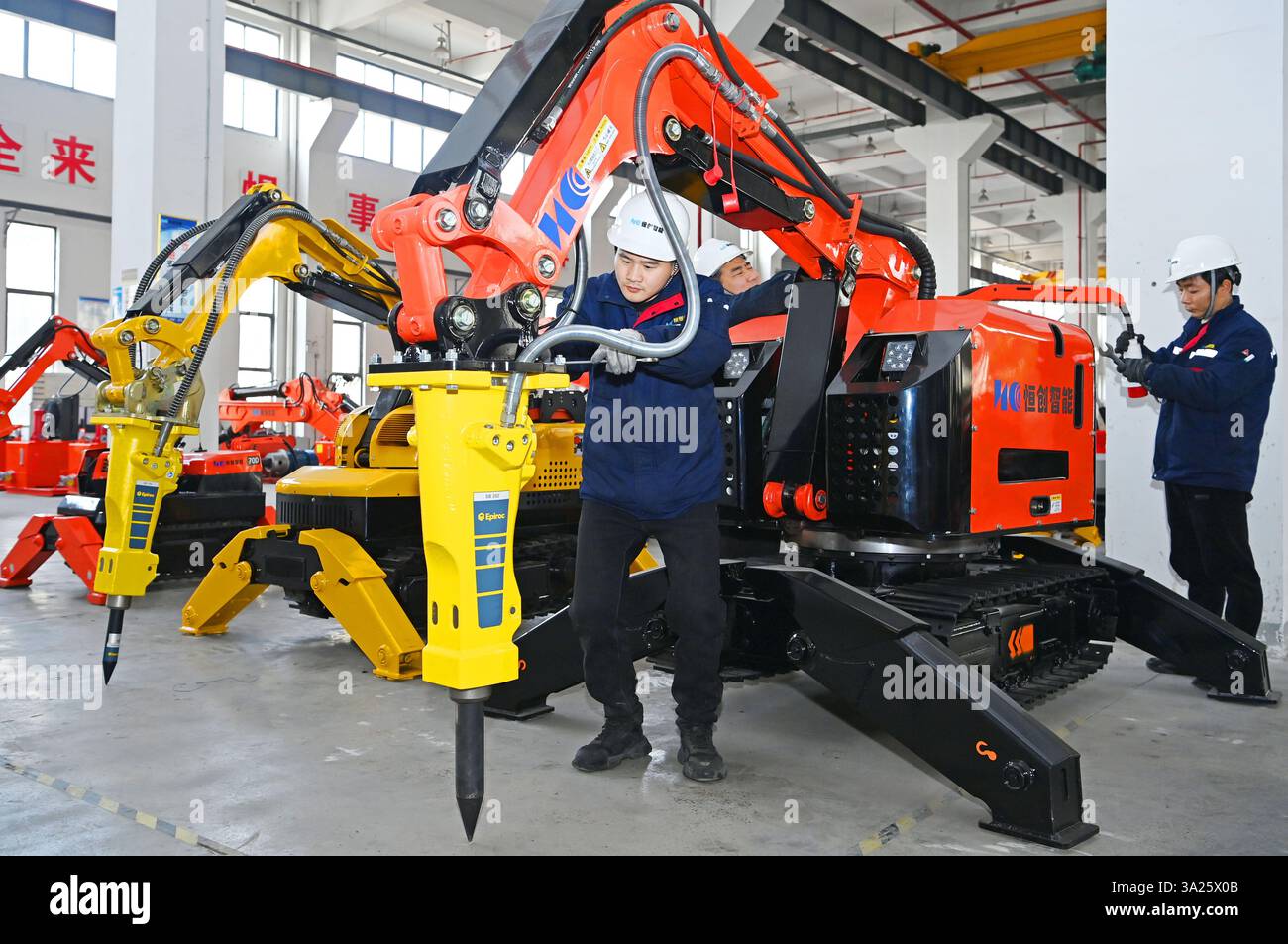 CHUZHOU, CHINA - 11. MÄRZ 2025 - Techniker installieren und beauftragen einen intelligenten Industrieroboter für den Export in der Montagewerkstatt eines Intelelli Stockfoto