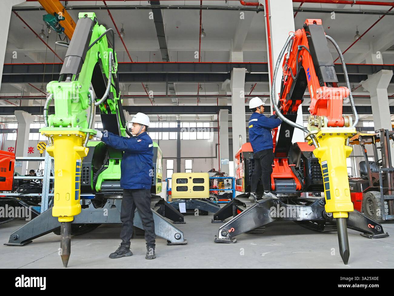 CHUZHOU, CHINA - 11. MÄRZ 2025 - Techniker installieren und beauftragen einen intelligenten Industrieroboter für den Export in der Montagewerkstatt eines Intelelli Stockfoto