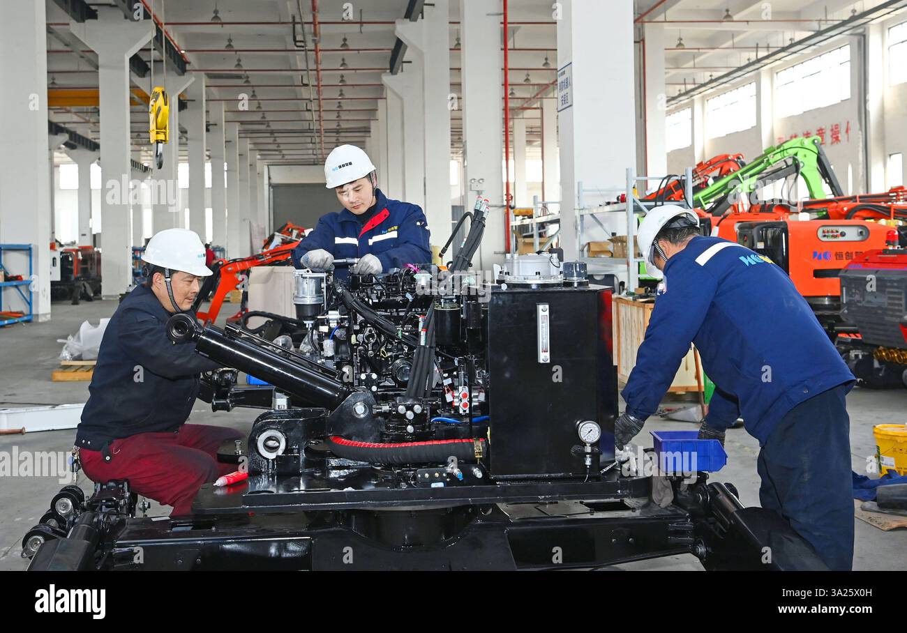 CHUZHOU, CHINA - 11. MÄRZ 2025 - Techniker installieren und beauftragen einen intelligenten Industrieroboter für den Export in der Montagewerkstatt eines Intelelli Stockfoto