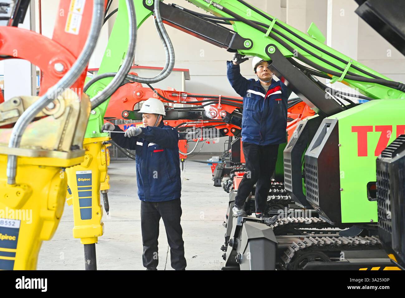 CHUZHOU, CHINA - 11. MÄRZ 2025 - Techniker installieren und beauftragen einen intelligenten Industrieroboter für den Export in der Montagewerkstatt eines Intelelli Stockfoto