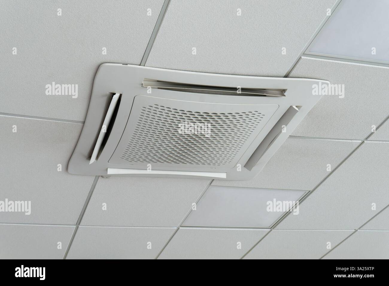 Kassetteneinheit für Deckenmontage für große Räume. HLK-System Stockfoto Kassetteneinheit für Deckenmontage für große Räume. HLK-System Stockfoto