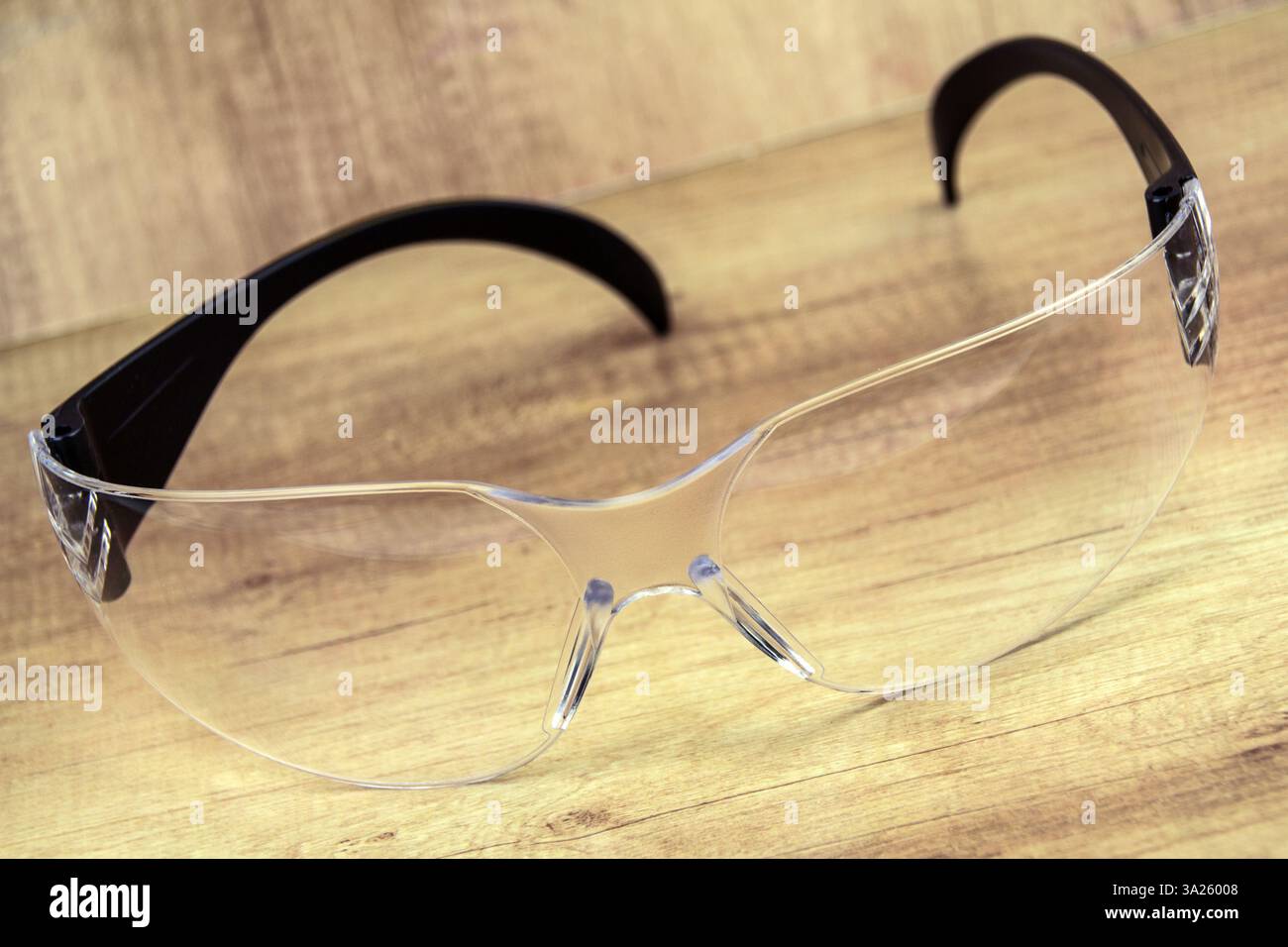 Arbeits Schutzbrille auf Hintergrund Holz Stockfoto