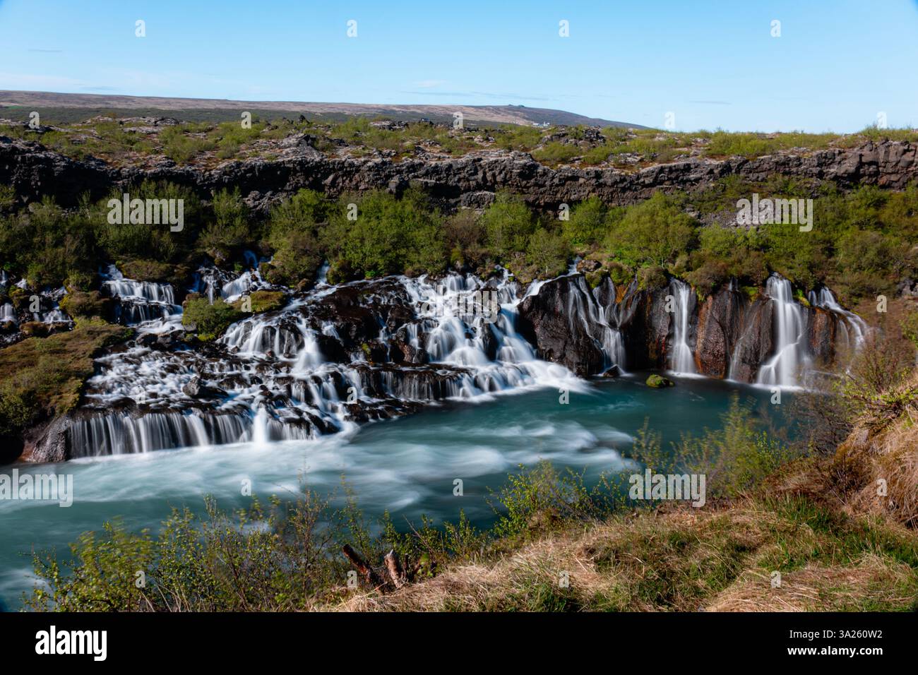 Langzeitaufnahme des breiten Hraunfossar-Wasserfalls, Island Stockfoto