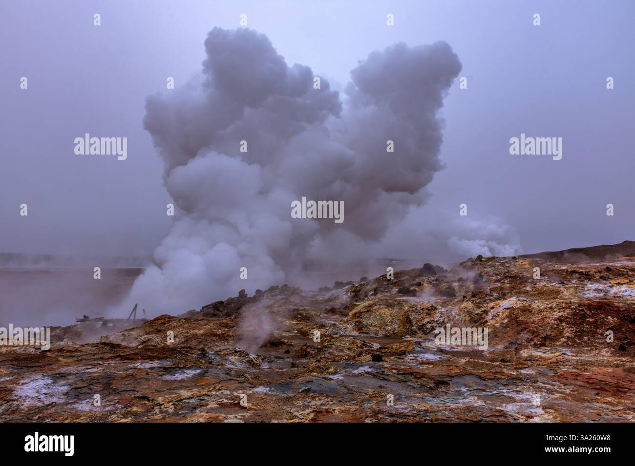 Geothermie-Geysir mit großen Wolken, Island Stockfoto