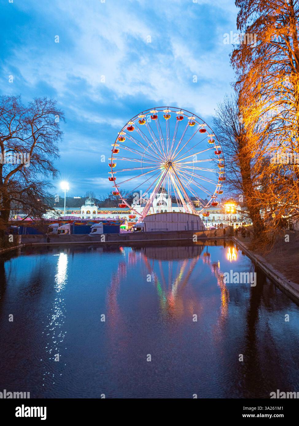 Das Riesenrad im Stadtpark Városliget in Budapest spiegelt sich im ruhigen Wasser eines Teichs wider. Stockfoto