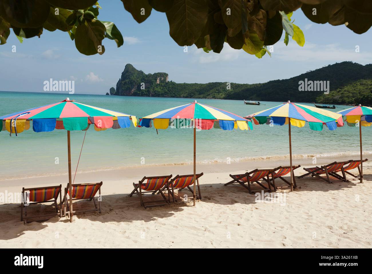 Sonnenschirme an einem Strand auf den Andamaneninseln vor der Küste Thailands. Stockfoto