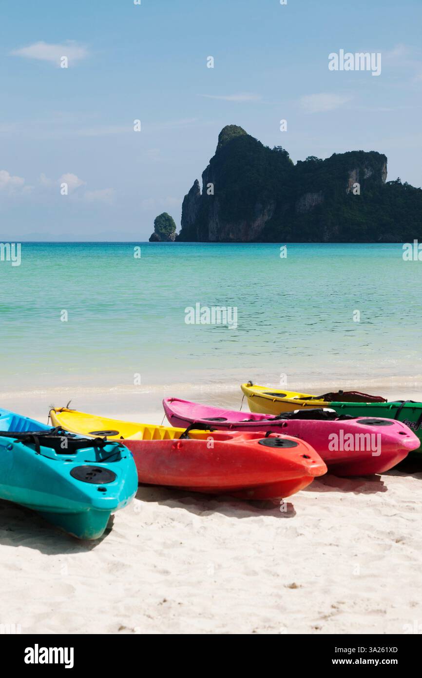 Kajaks können in einem Strandresort auf den Andamanen gemietet werden, abzüglich der Kosten Thailands. Stockfoto