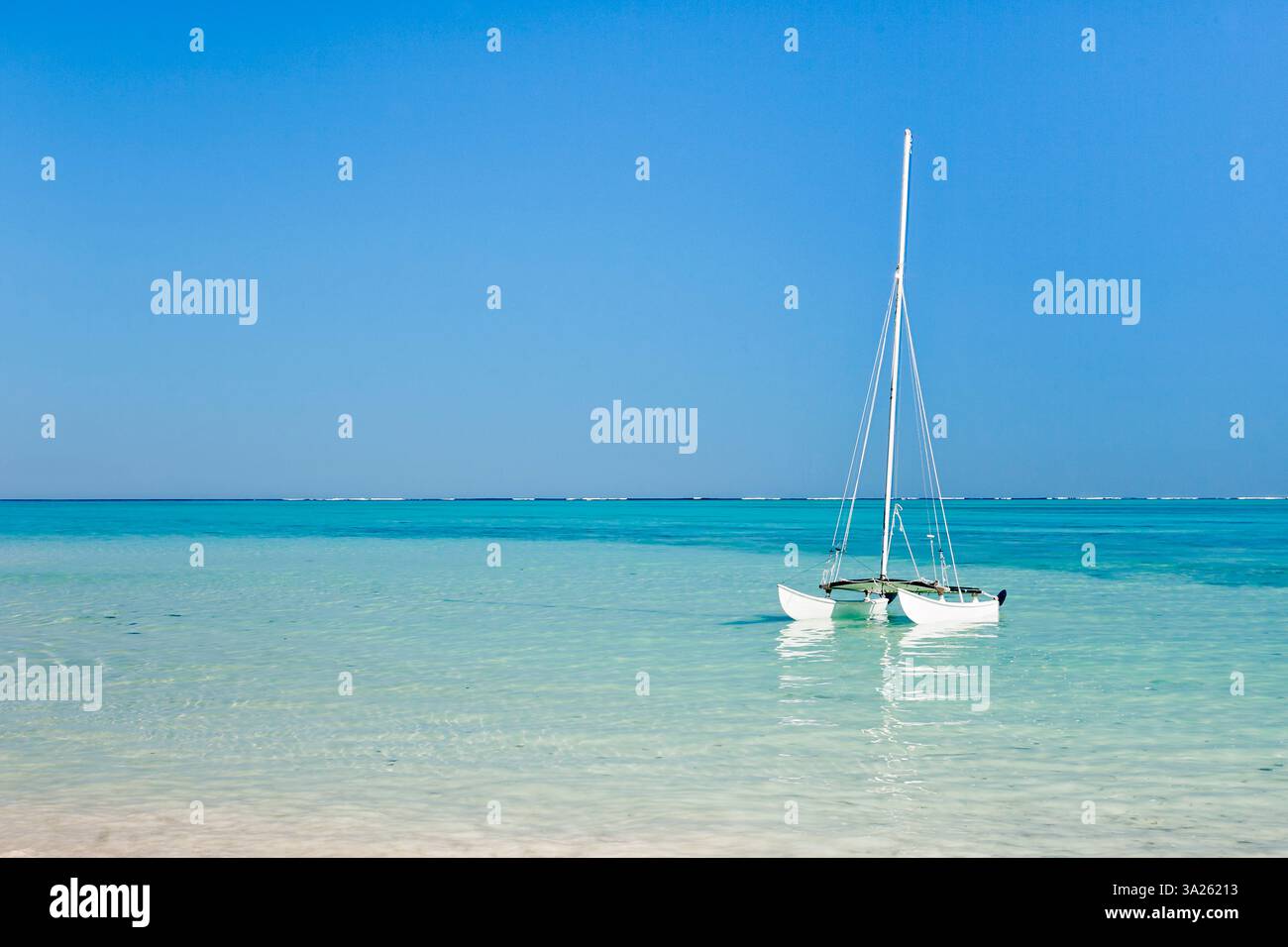 Hobie Cat Segelboot in der Lagune vor der Küste von Tsifota. Stockfoto