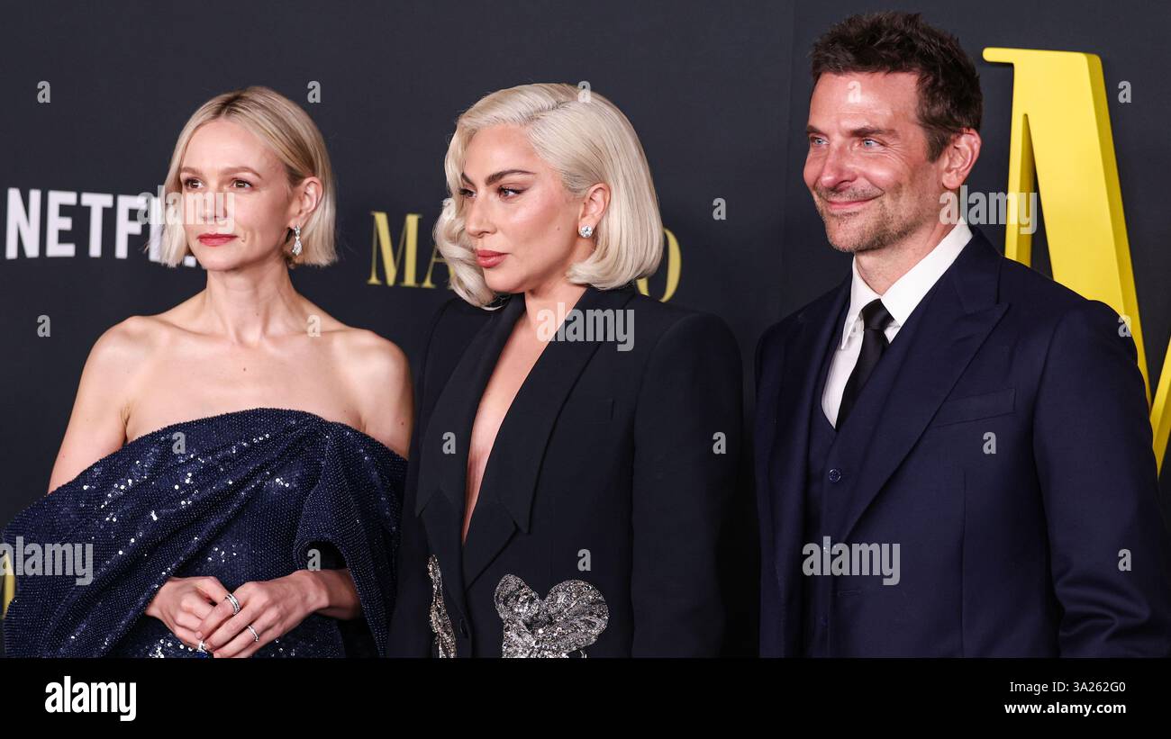 (DATEI) Jenna Ortega sagt, dass die Zusammenarbeit mit Lady Gaga an Netflix's „Mittwoch“-Staffel 2 „die beste“ gewesen ist. LOS ANGELES, KALIFORNIEN, USA - 12. DEZEMBER: Carey Mulligan trägt ein Celine-Kleid, die amerikanische Sängerin, Songwriterin und Schauspielerin Lady Gaga (Stefani Joanne Angelina Germanotta) trägt einen Alexander McQueen-Anzug und Bradley Cooper in einem Louis Vuitton-Anzug kommen am 12. Dezember 2023 zur Los Angeles Special Screening von Netflix's Maestro im Academy Museum of Motion Pictures. (Foto: Xavier Collin/Image Press Agency) Stockfoto (DATEI) Jenna Ortega sagt, dass die Zusammenarbeit mit Lady Gaga an Netflix's „Mittwoch“-Staffel 2 „die beste“ gewesen ist. LOS ANGELES, KALIFORNIEN, USA - 12. DEZEMBER: Carey Mulligan trägt ein Celine-Kleid, die amerikanische Sängerin, Songwriterin und Schauspielerin Lady Gaga (Stefani Joanne Angelina Germanotta) trägt einen Alexander McQueen-Anzug und Bradley Cooper in einem Louis Vuitton-Anzug kommen am 12. Dezember 2023 zur Los Angeles Special Screening von Netflix's Maestro im Academy Museum of Motion Pictures. (Foto: Xavier Collin/Image Press Agency) Stockfoto