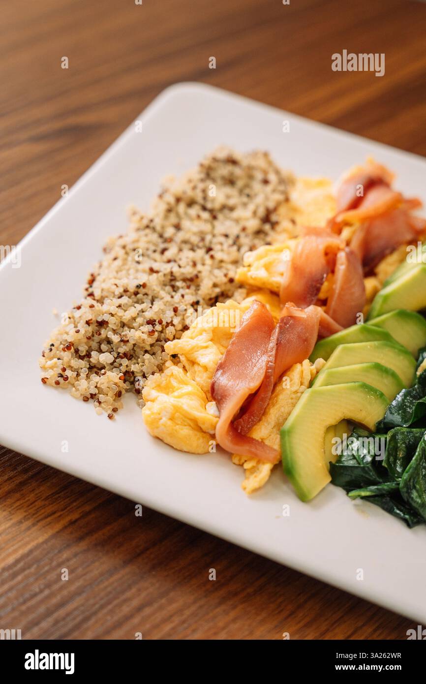 Herzhaftes Frühstück mit Lachs, Quinoa, Avocado Rührei Stockfoto