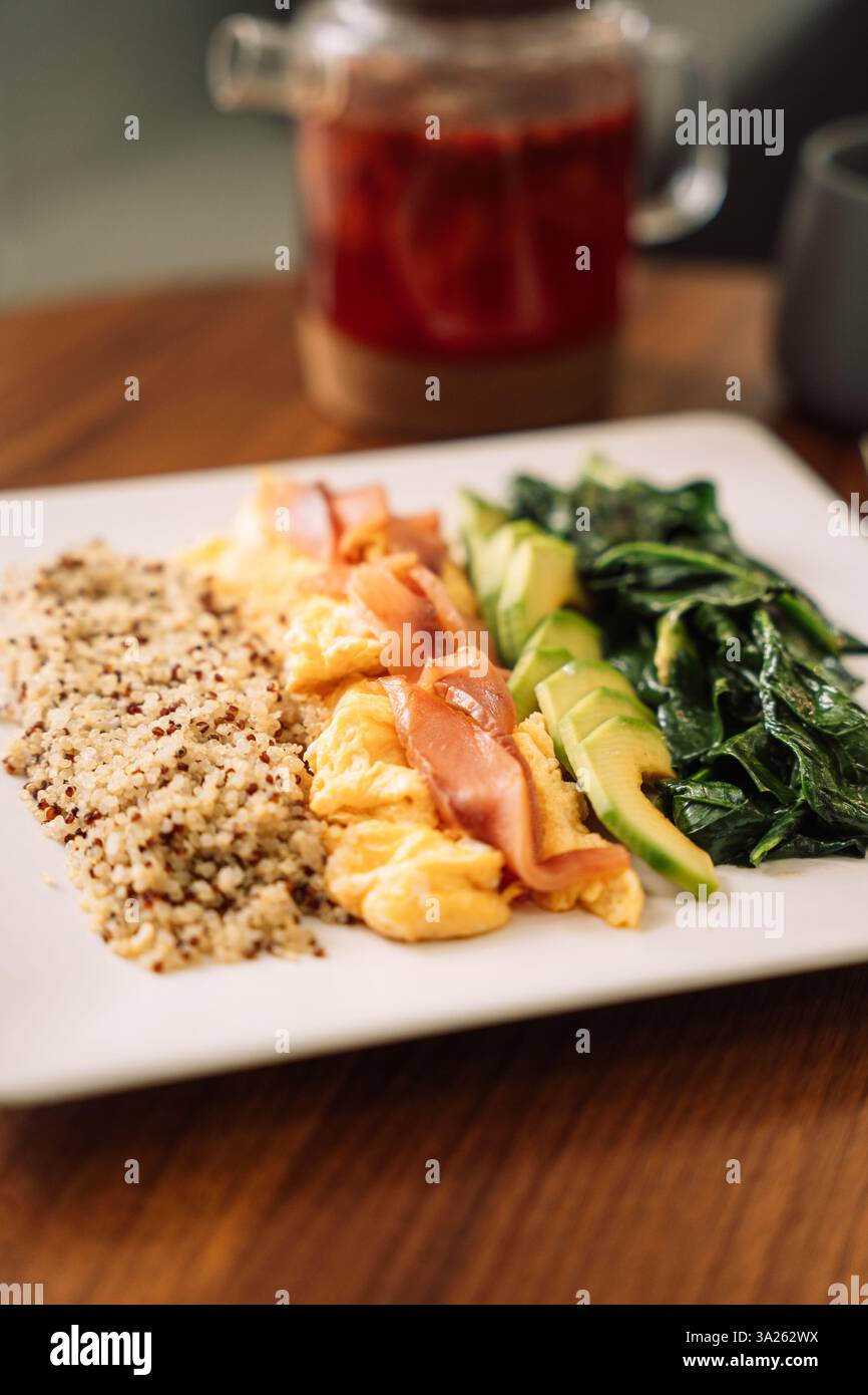 Herzhaftes Frühstück mit Lachs, Quinoa, Avocado Rührei Stockfoto