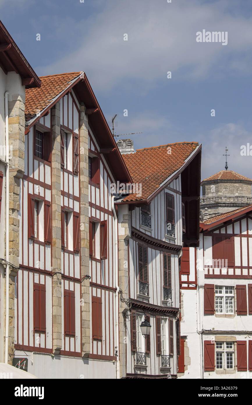 Saint-Jean-de-Luz (Südwestfrankreich): Fachwerkhäuser im Stadtzentrum Stockfoto Saint-Jean-de-Luz (Südwestfrankreich): Fachwerkhäuser im Stadtzentrum Stockfoto