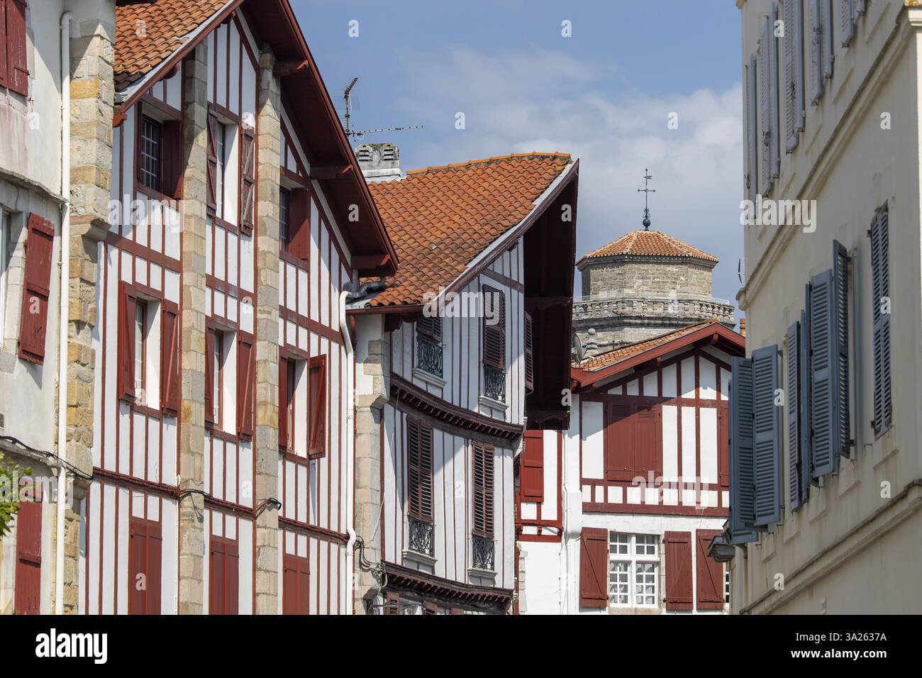 Saint-Jean-de-Luz (Südwestfrankreich): Fachwerkhäuser im Stadtzentrum Stockfoto Saint-Jean-de-Luz (Südwestfrankreich): Fachwerkhäuser im Stadtzentrum Stockfoto