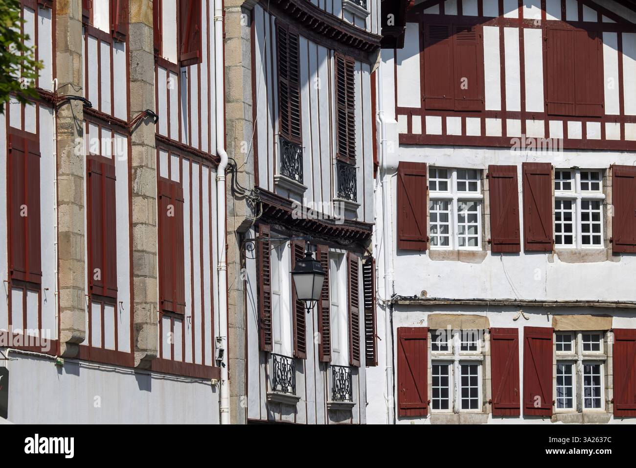 Saint-Jean-de-Luz (Südwestfrankreich): Fachwerkhäuser im Stadtzentrum Stockfoto Saint-Jean-de-Luz (Südwestfrankreich): Fachwerkhäuser im Stadtzentrum Stockfoto