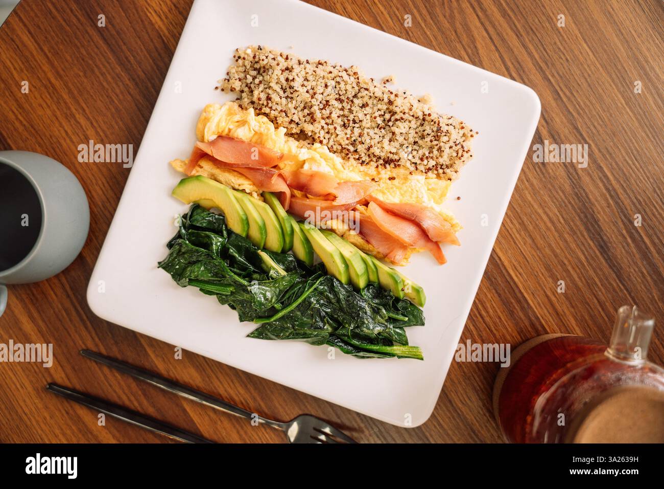 Herzhaftes Frühstück mit Lachs, Quinoa, Avocado Rührei Stockfoto