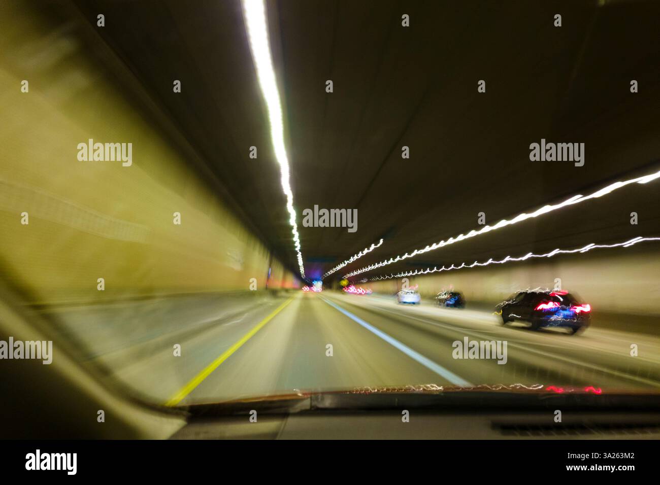 Fahrerperspektive für das Fahren auf einer Autobahn in einem Tunnel, I-90 Tunnel, Seattle, WA USA Stockfoto