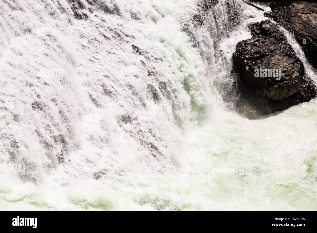 Blick von oben auf die Flüsse der Spokane Falls, Vollbild, Wildwasser. Stockfoto