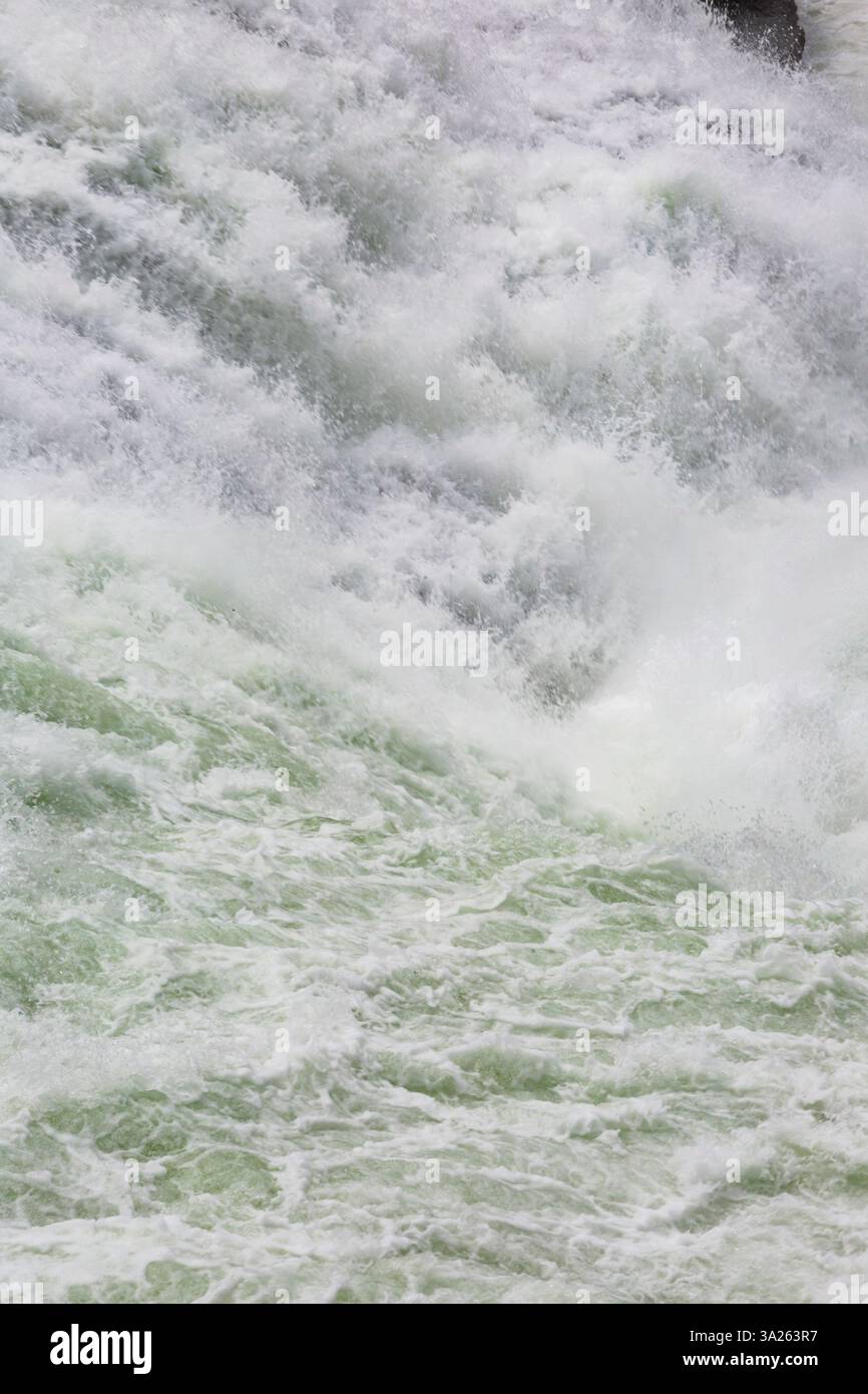 Blick von oben auf die Flüsse der Spokane Falls, Vollbild, Wildwasser. Stockfoto
