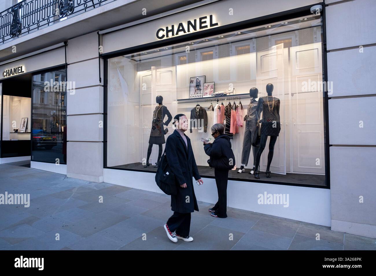 Chanel in der Bond Street am 18. Januar 2025 in London, Großbritannien. Bond Street ist eine der wichtigsten Straßen im West End Einkaufsviertel und ist sehr hochwertig. Es ist seit dem 18. Jahrhundert eine modische Einkaufsstraße. Das reiche und wohlhabende Geschäft hier ist hauptsächlich für High-End Mode und Schmuck. Stockfoto