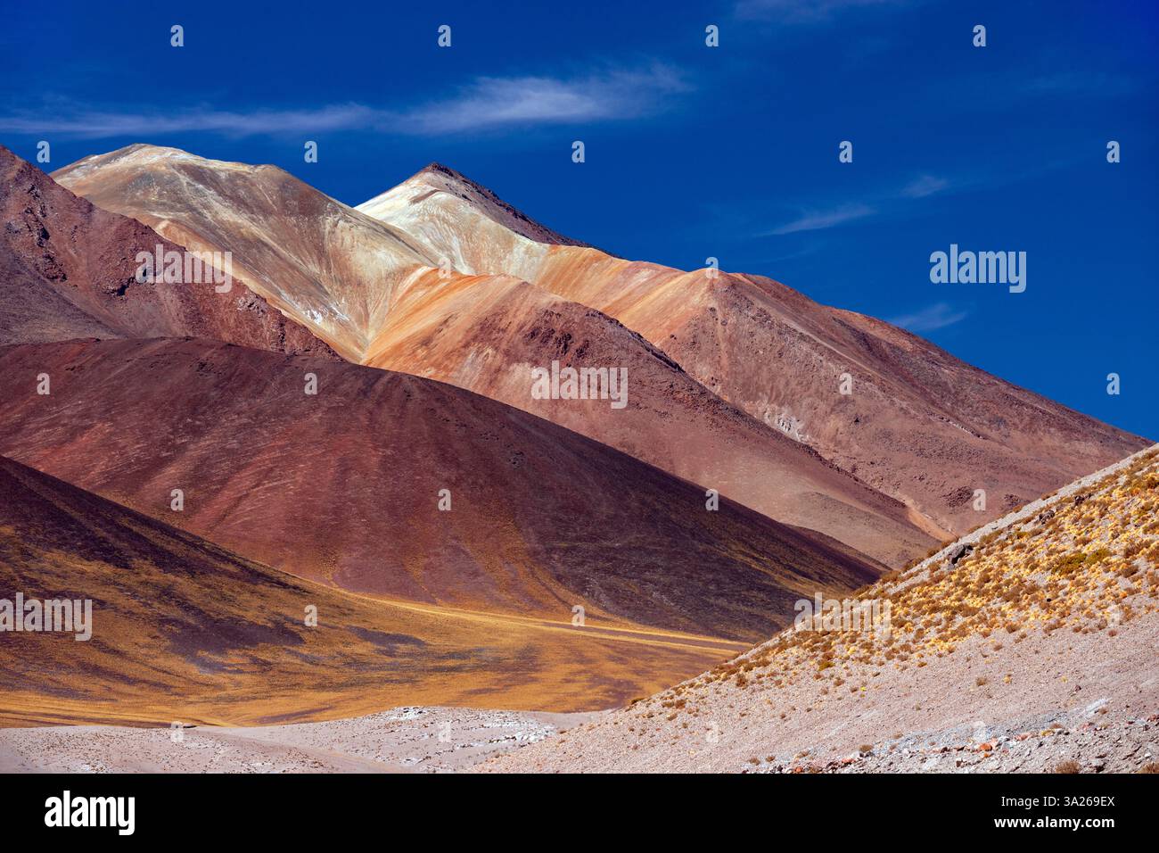 Berge in der Nähe von Alues Calientes hoch auf dem altiplano in der Atacama-Wüste im Norden Chiles, Südamerika. Stockfoto
