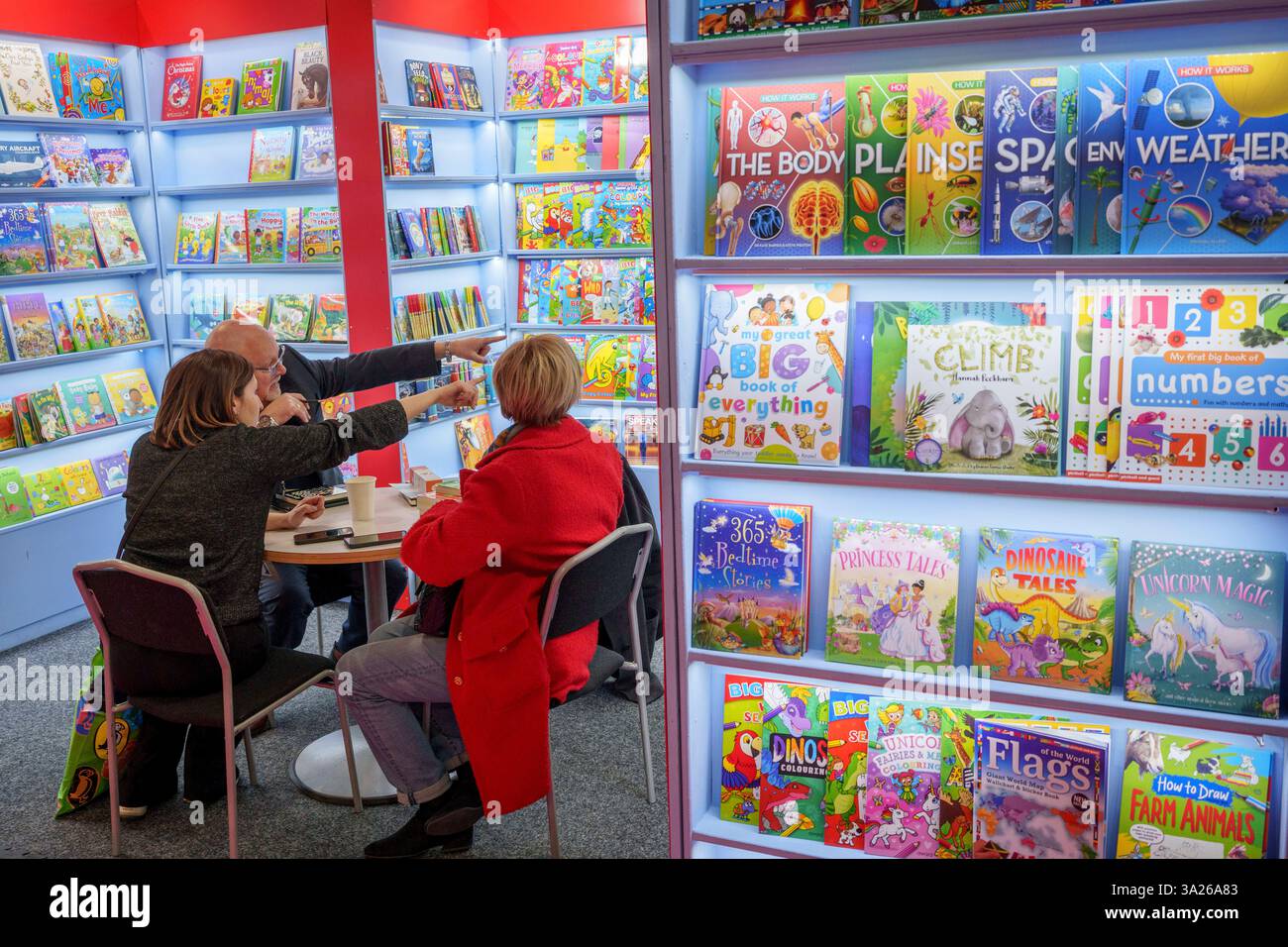 Kinderverlag 'Award Publications' am ersten Tag der Londoner Buchmesse im Olympia London Ausstellungsraum am 11. März 2025 in London, England. Die London Book Fair ist ein jährlich stattfindender internationaler Marktplatz für den Buchhandel und den Verkauf und Vertrieb von Veröffentlichungsinhalten über Print-, Audio-, TV-, Film- und digitale Kanäle. „LBF“ zieht während der dreitägigen Veranstaltung in der Regel 25.000 Besucher und Aussteller an. Stockfoto