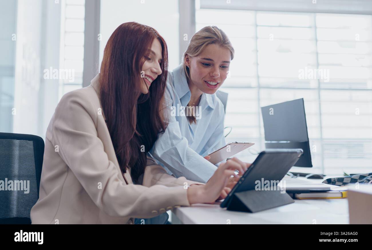 Effektive Zusammenarbeit in der modernen Büroumgebung mit fortschrittlichen Technologietools Stockfoto