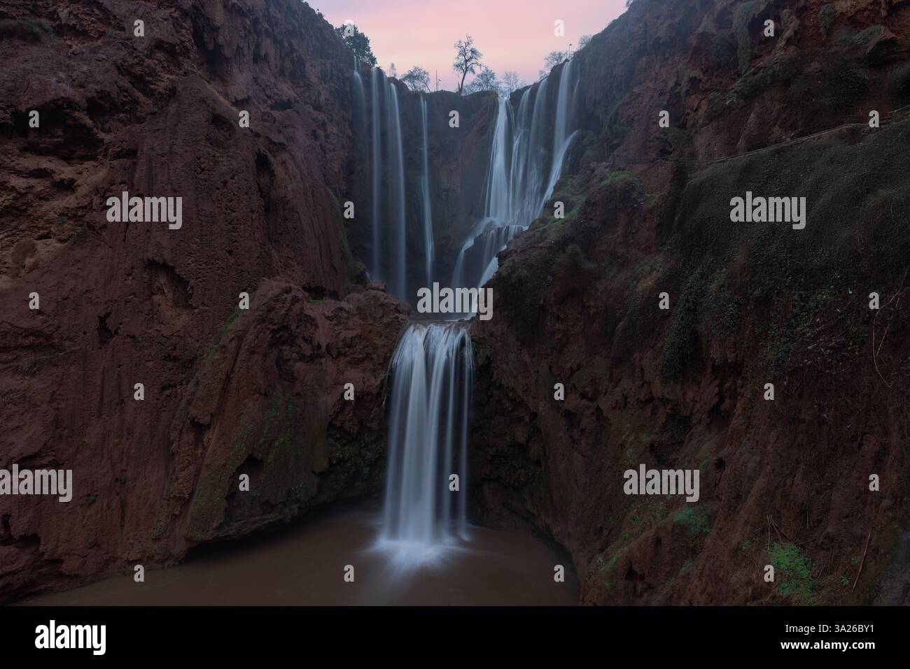 Die Cascades d’Ouzoud in der marokkanischen Provinz Azilal ist ein Sammelname für mehrere mehrstufige Wasserfälle. Stockfoto