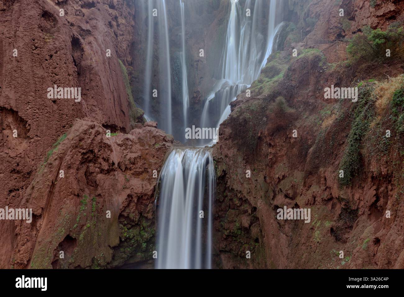 Die Cascades d’Ouzoud in der marokkanischen Provinz Azilal ist ein Sammelname für mehrere mehrstufige Wasserfälle. Stockfoto