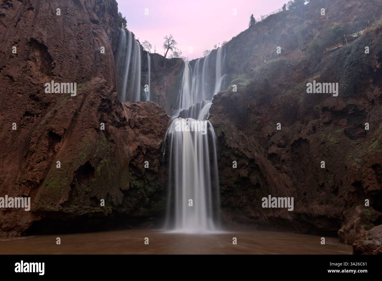 Die Cascades d’Ouzoud in der marokkanischen Provinz Azilal ist ein Sammelname für mehrere mehrstufige Wasserfälle. Stockfoto