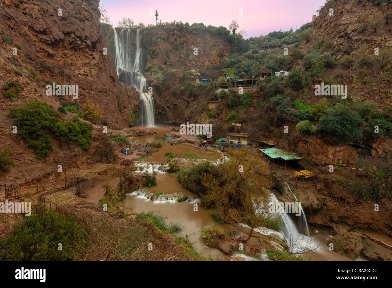 Die Cascades d’Ouzoud in der marokkanischen Provinz Azilal ist ein Sammelname für mehrere mehrstufige Wasserfälle. Stockfoto