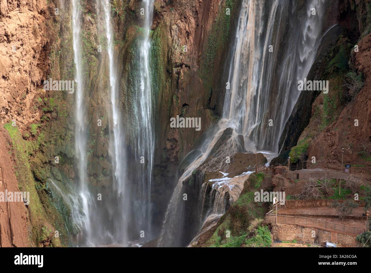 Die Cascades d’Ouzoud in der marokkanischen Provinz Azilal ist ein Sammelname für mehrere mehrstufige Wasserfälle. Stockfoto
