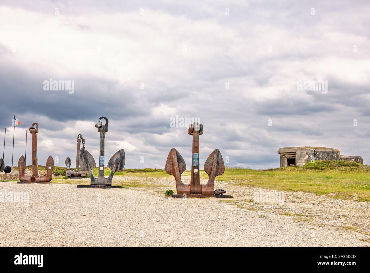 Riesige Anker, die das Memorial Museum markieren, das der Schlacht am Atlantik im Zweiten Weltkrieg gewidmet ist, mit einem Blockhaus Stockfoto