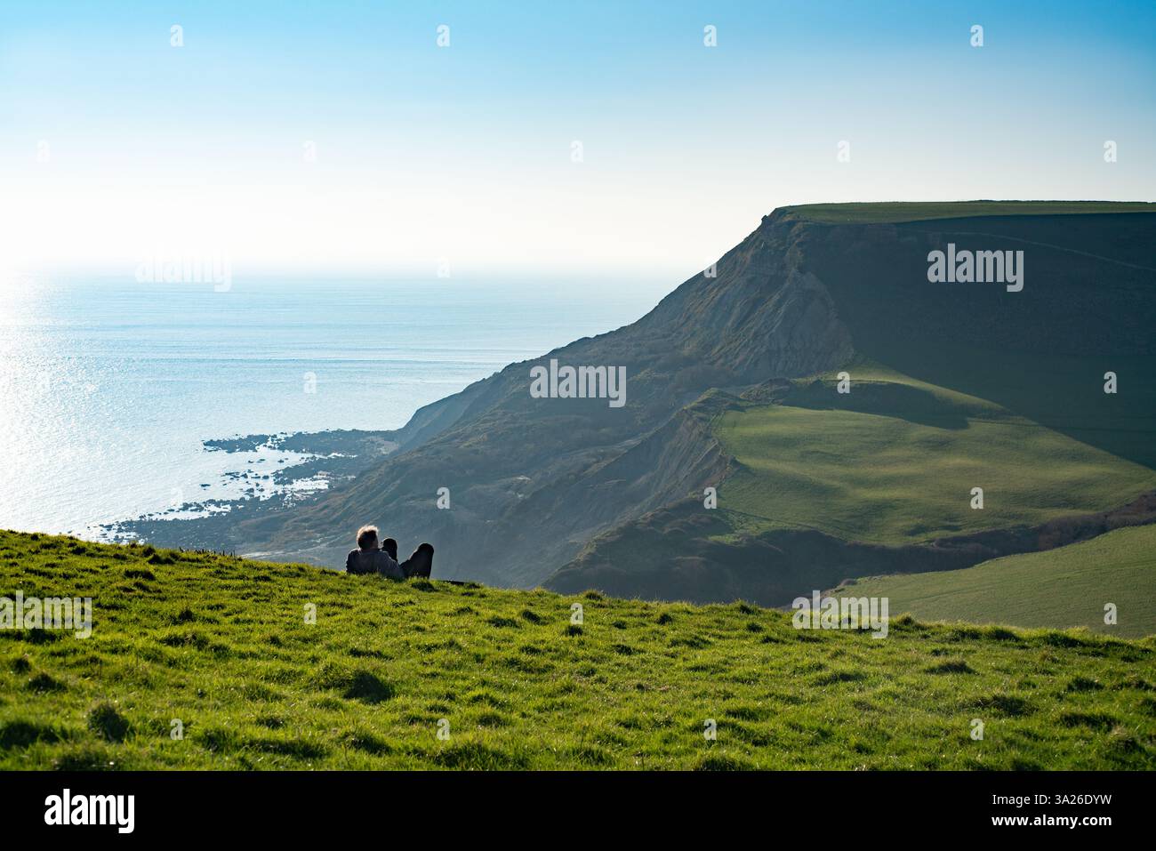 Genießen Sie die Aussicht von St. Aldhelm's Head in Dorset, zurück entlang des South West Coast Path Stockfoto