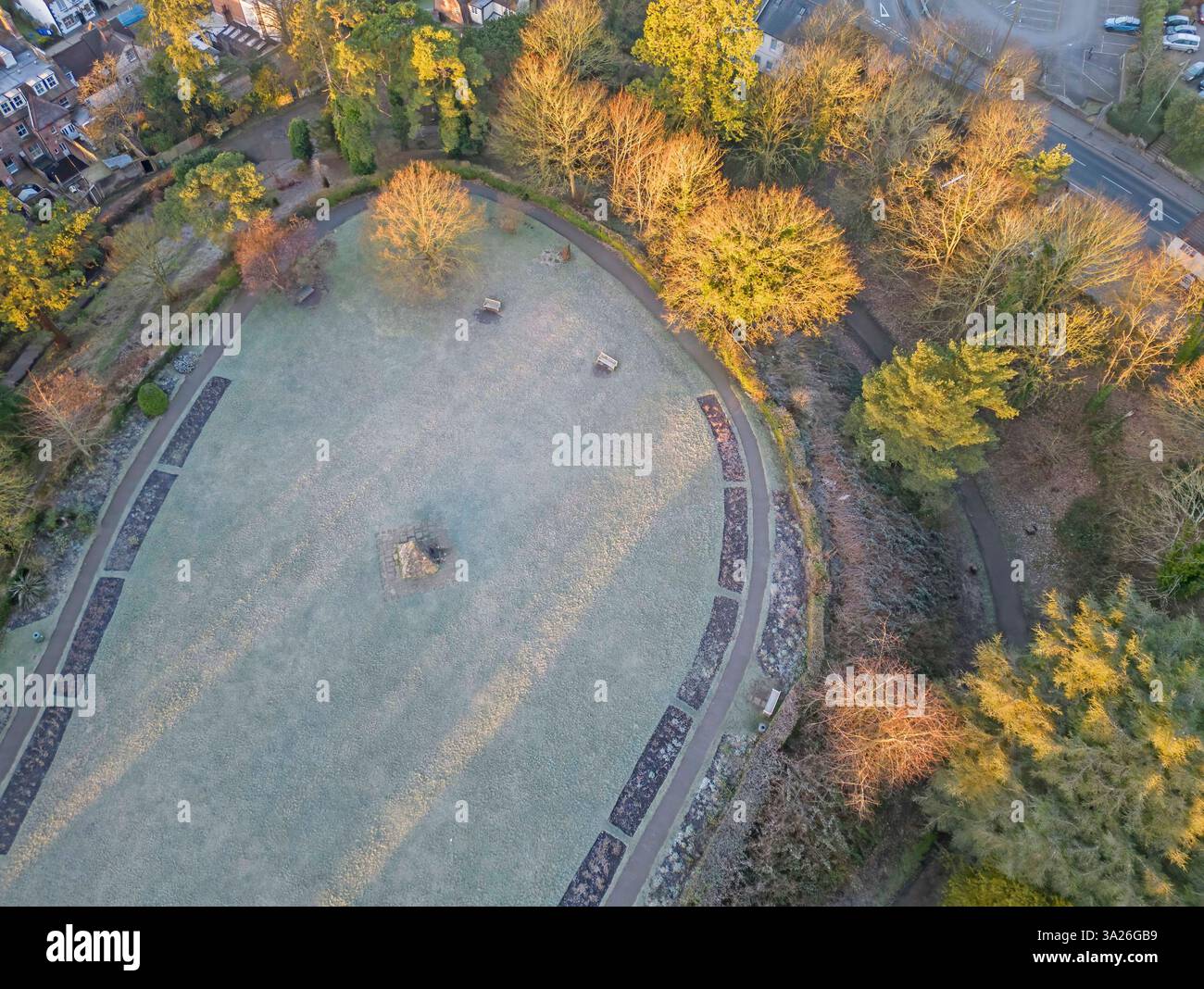 Aus der Vogelperspektive auf den Donjon von reigate Castle an einem frostigen Morgen in surrey Stockfoto