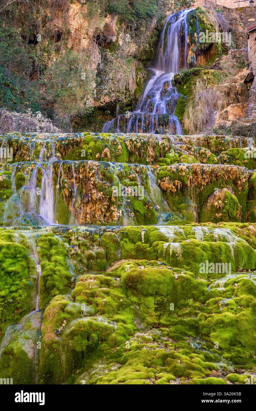 Wasserfall Orbaneja del Castillo, Point of geological Interest, Orbaneja del Castillo, mittelalterliches Dorf, Comarca del Páramo, Sedano-Tal, Burgos, Stockfoto