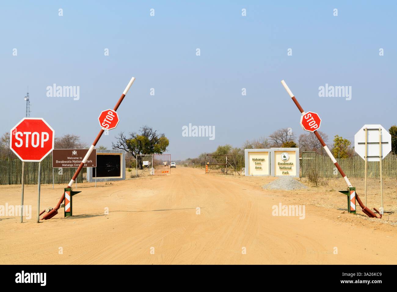 DIVUNDU - 30. JULI 2024: Barriere am Eingang zum Mahango Core Area im Bwabwata National Park Stockfoto