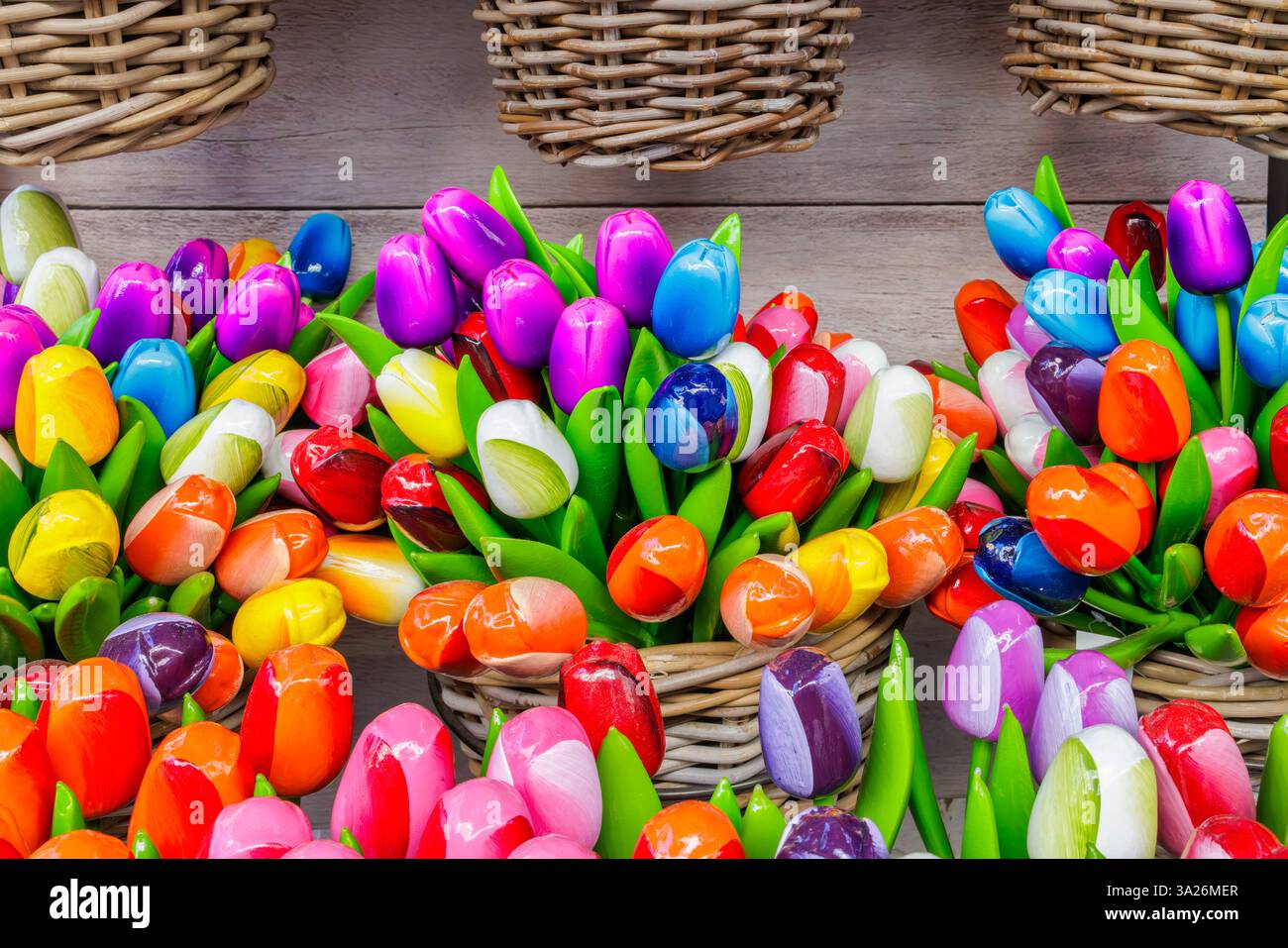 Bunte niederländische Tulpen aus Holz in Körben Stockfoto