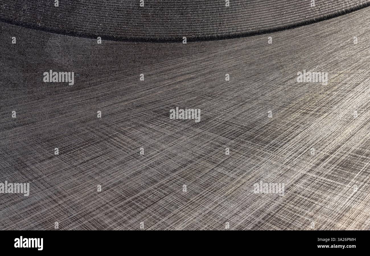 Eine Autobremsscheibe aus Metall, ein Autoteil aus Stahl, um das Bremsen zu gewährleisten Stockfoto