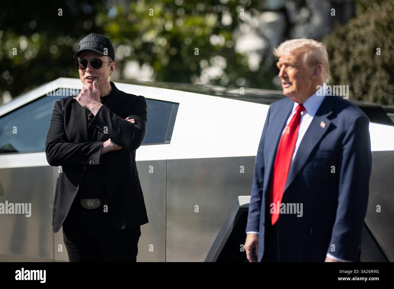WASHINGTON DC, USA - 11. März 2025 - US-Präsident Donald J Trump kauft auf T ein Tesla-Auto auf dem Südrasen des Weißen Hauses in Washington DC, USA Stockfoto