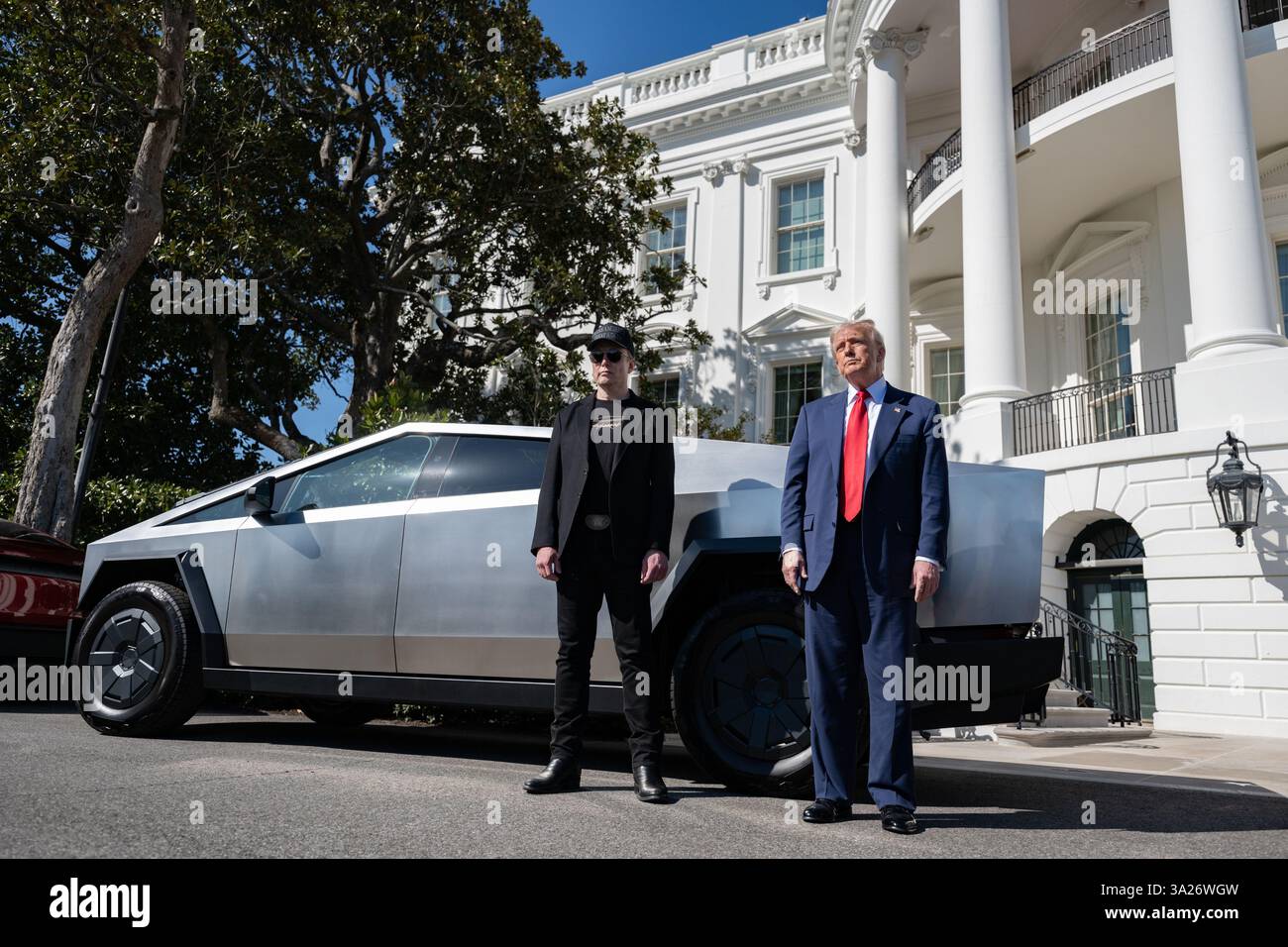 WASHINGTON DC, USA - 11. März 2025 - US-Präsident Donald J Trump kauft auf T ein Tesla-Auto auf dem Südrasen des Weißen Hauses in Washington DC, USA Stockfoto