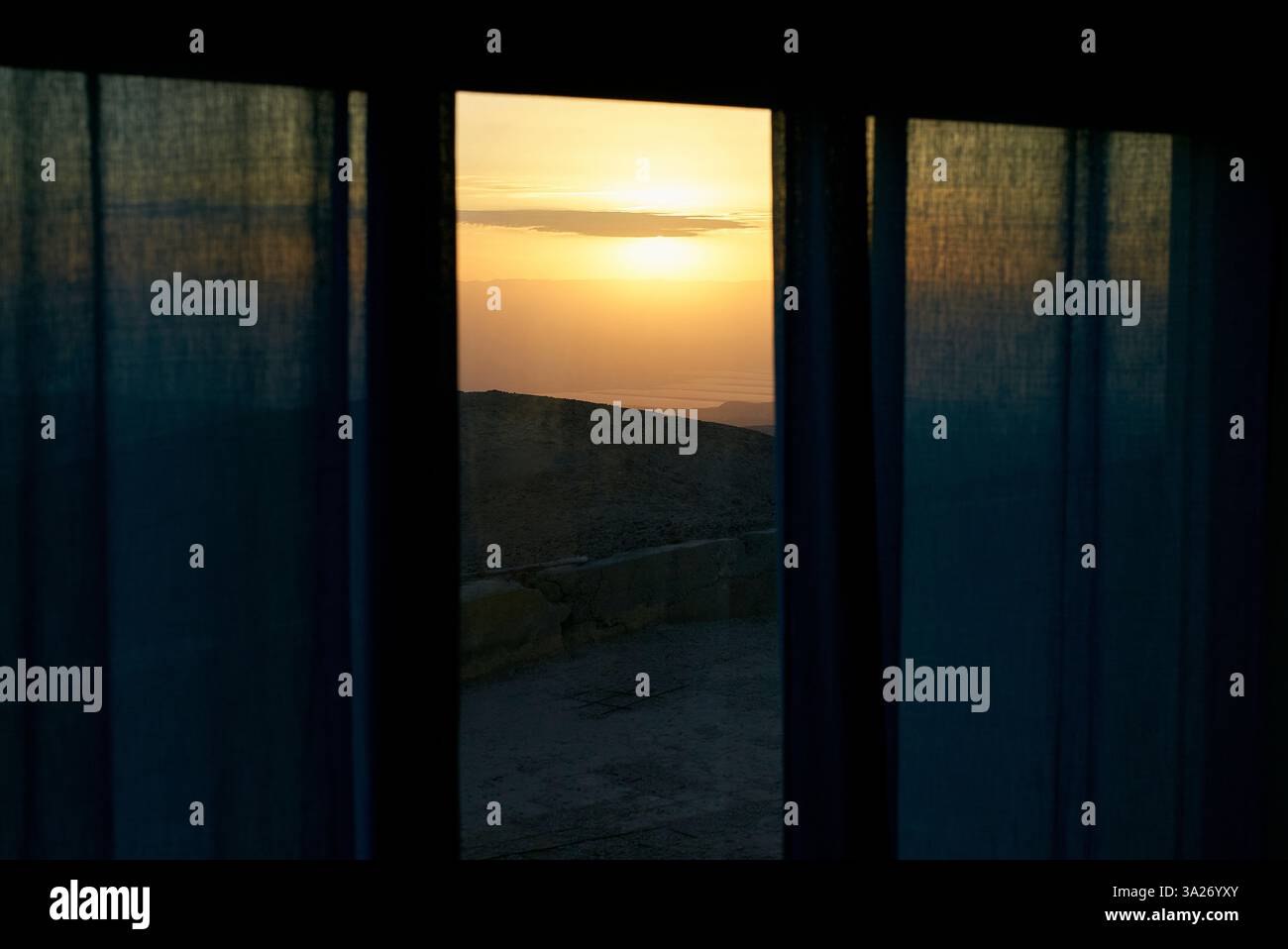 Blick auf den Sonnenuntergang durch die transparenten Vorhänge für eine ruhige und beruhigende Atmosphäre. Israel Stockfoto