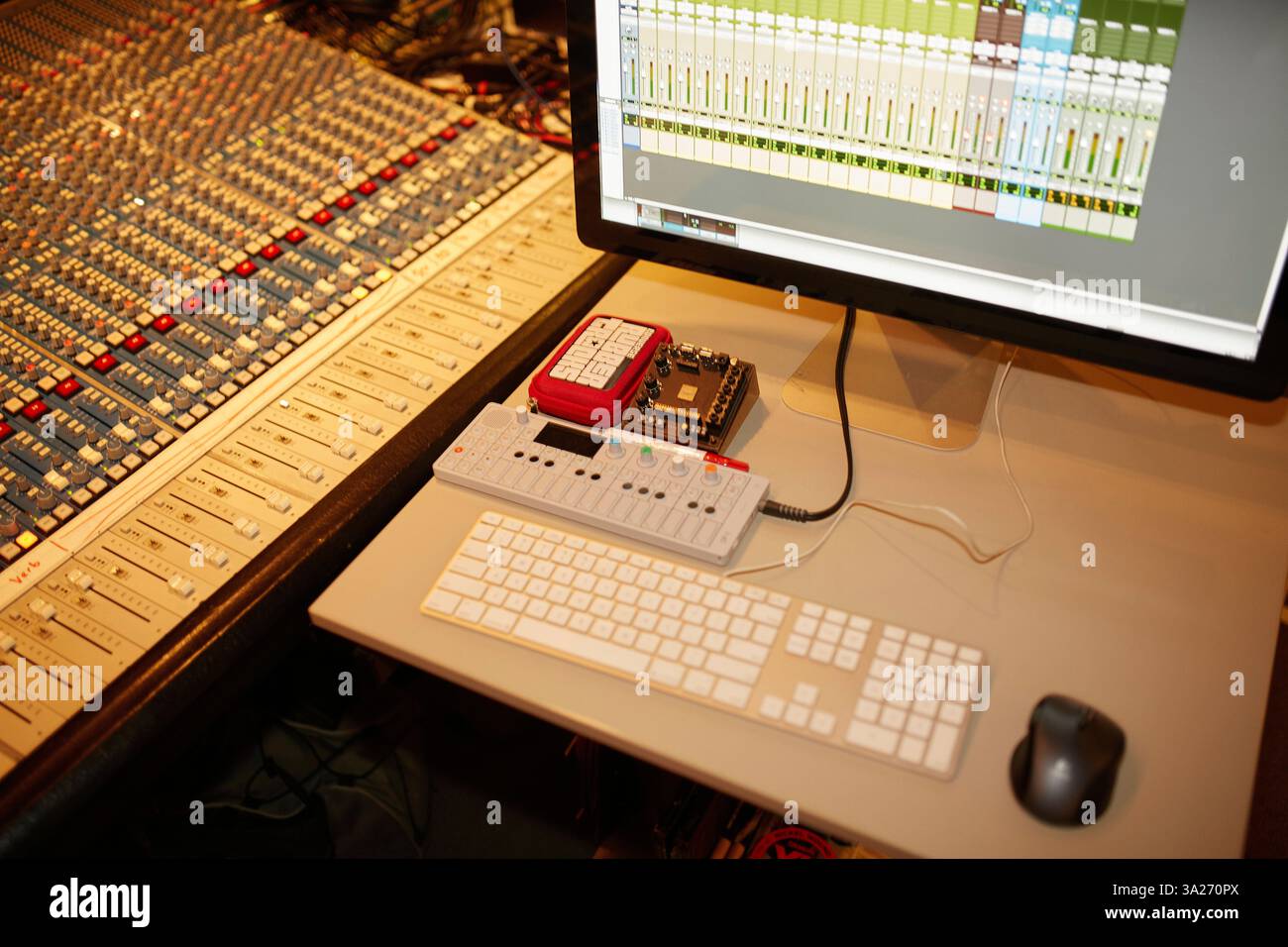 Audio-Mischkonsole und Computer-Setup in einem professionellen Aufnahmestudio. Stockfoto