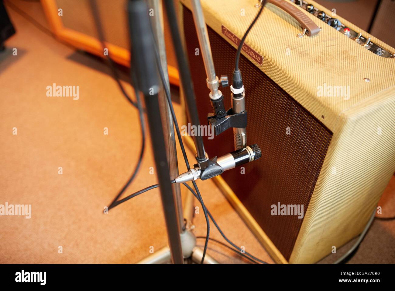 Vintage-Gitarrenverstärker mit Mikrofonen für Aufnahmen in einem Musikstudio. Stockfoto