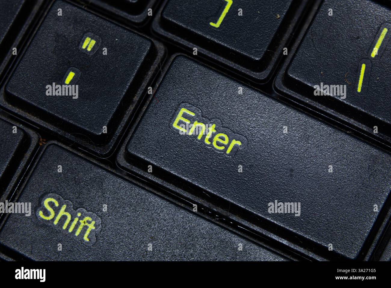 Schwarze Tastatur mit Eingabetasten in grüner Farbe. Detailreiches Makrofoto der Tastaturtasten Stockfoto